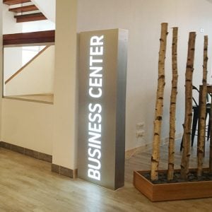 Caisson lumineux avec lettres lumineuses ajourées